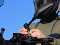 Accroche élastique Shapeheart pour rétroviseur de scooter - vue rapprochée. Illustration de l’installation des straps sur un rétroviseur soulignant leur robustesse et leur flexibilité.