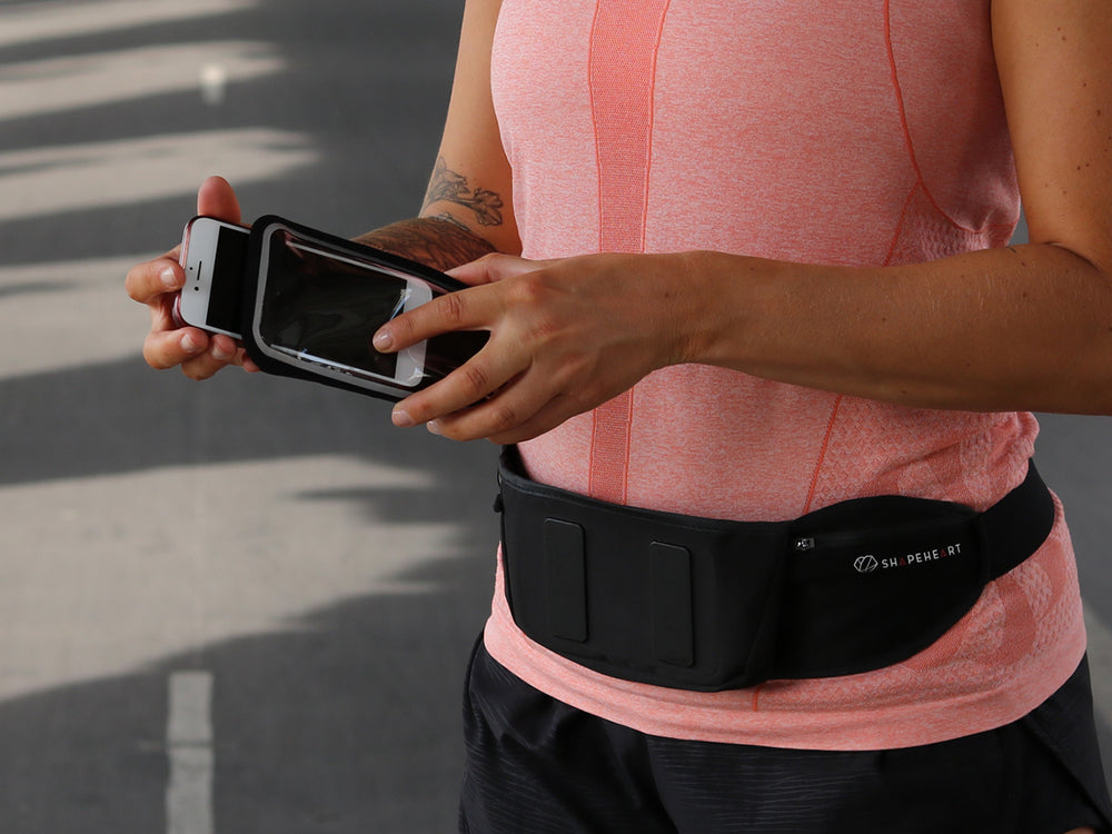 Pochette Shapeheart - modèle de rechange pour téléphone. Vue rapprochée illustrant les dimensions et la compatibilité de la pochette avec différents téléphones.